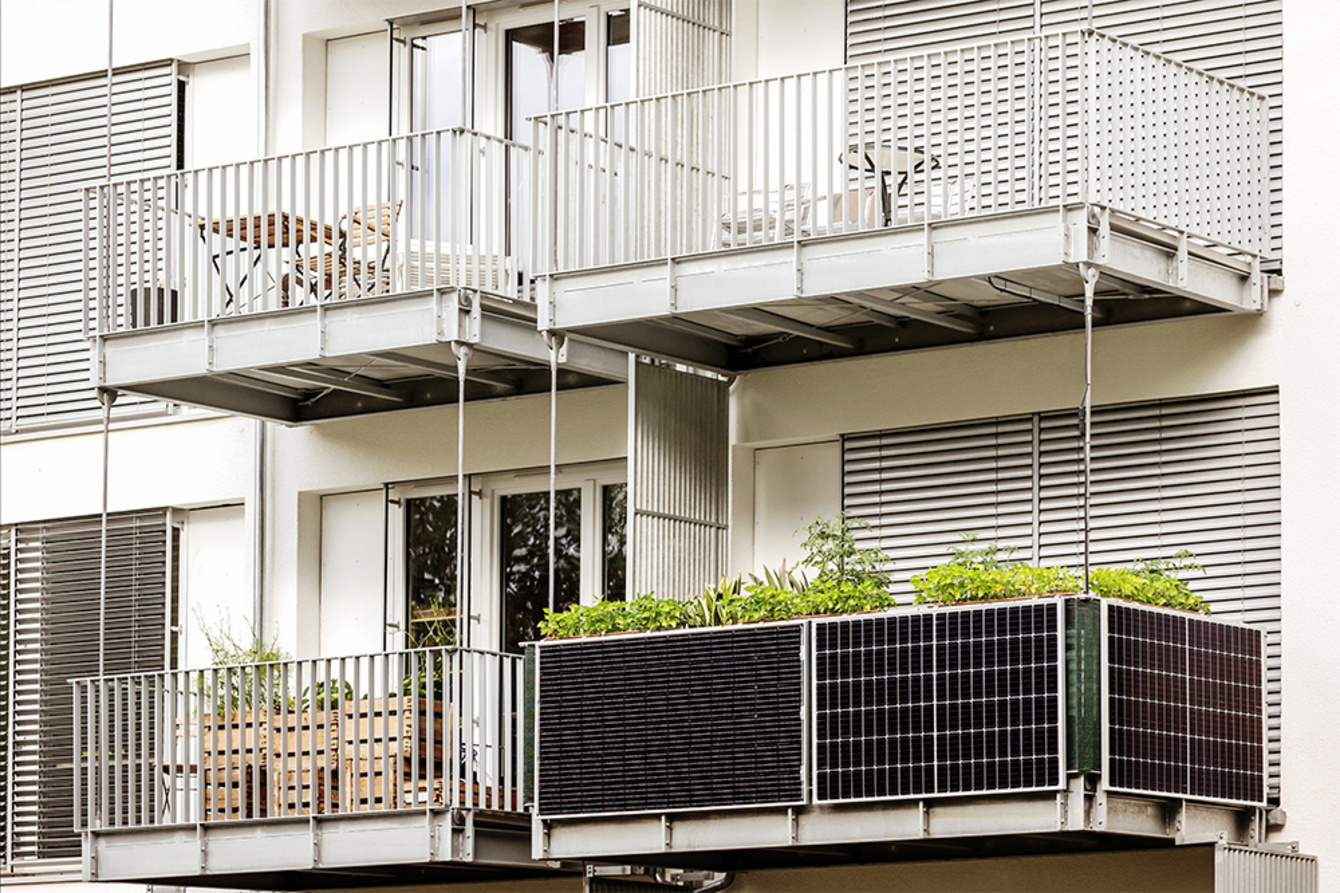 Balkon&shy;kraftwerk bei Elektro Zorbau GmbH in Lützen OT Zorbau